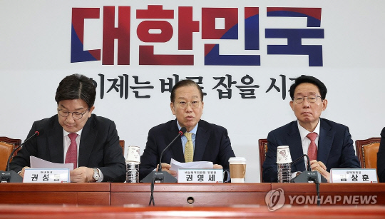 국민의힘 권영세 비상대책위원장(가운데)이 14일 국회에서 열린 비상대책위원회 회의에서 발언하고 있다. [연합뉴스]